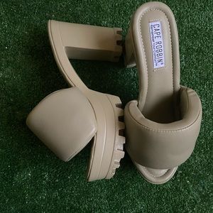 Cape Robin Delta Heels